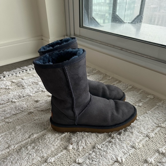 Classic Short Uggs Size: 7 Colour: Navy - Picture 3 of 6